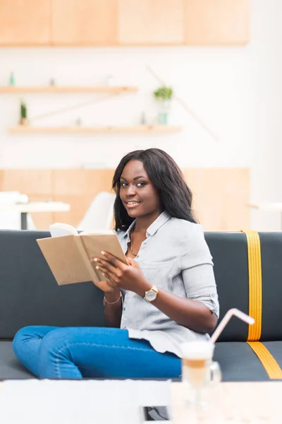 Woman reading book — Stock Photo