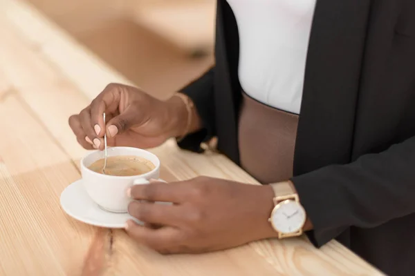 Mujer afroamericana en cafetería - foto de stock