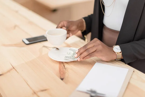 Woman paying with cash in cafe — Stock Photo