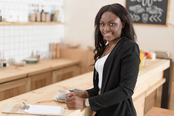 Mujer afroamericana en cafetería - foto de stock