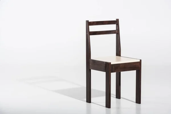 Sedia di legno scuro — Foto stock