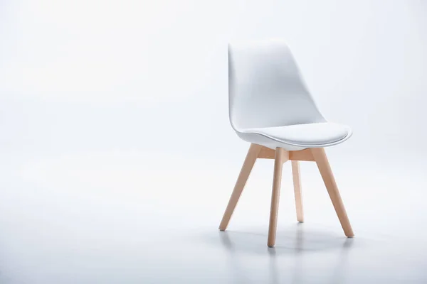 Chaise avec plateau blanc et pieds en bois — Photo de stock