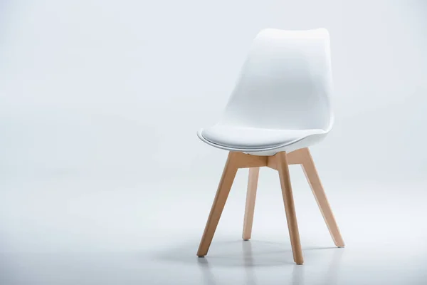 Chaise avec plateau blanc et pieds en bois — Photo de stock
