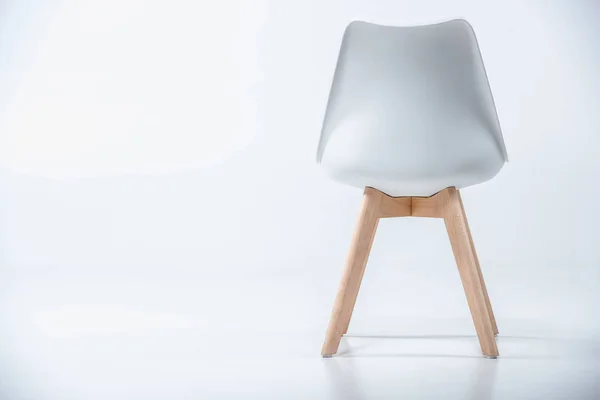 Stuhl mit weißer Platte und Holzbeinen — Stockfoto
