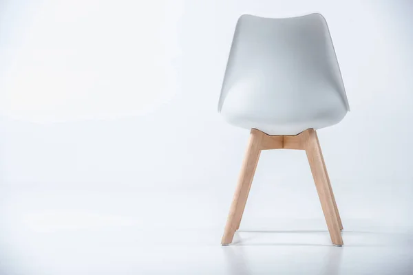 Chaise avec plateau blanc et pieds en bois — Photo de stock