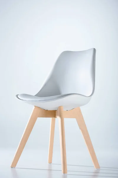 Stuhl mit weißer Platte und Holzbeinen — Stockfoto