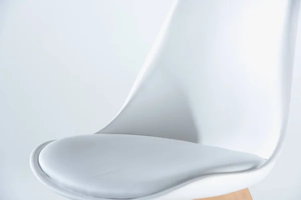 Chaise élégante avec plateau blanc — Photo de stock
