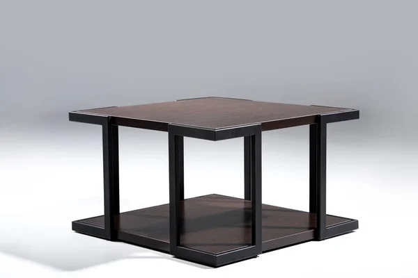 Стол с деревянным верхом коричневого цвета — стоковое фото