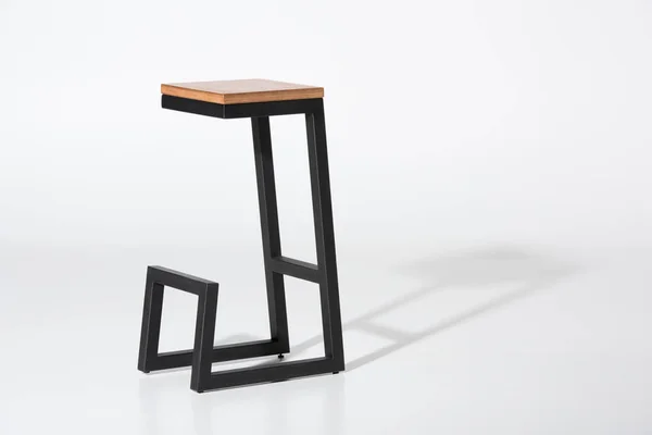 Élégant tabouret de bar avec plateau en bois — Photo de stock