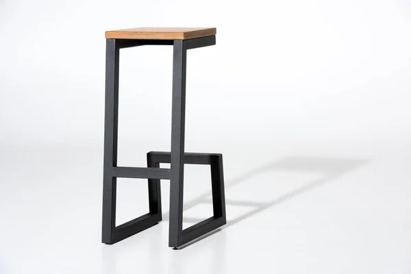 Élégant tabouret de bar avec plateau en bois — Photo de stock