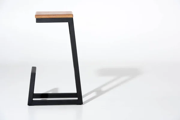 Стильный барный стул с деревянной крышкой — стоковое фото