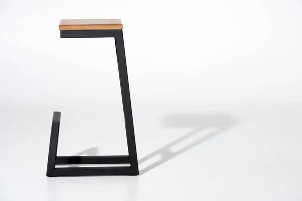 Élégant tabouret de bar avec plateau en bois — Photo de stock