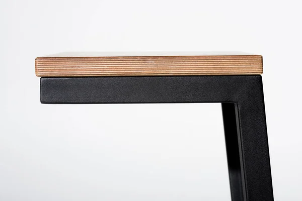 Élégant tabouret de bar avec plateau en bois — Photo de stock