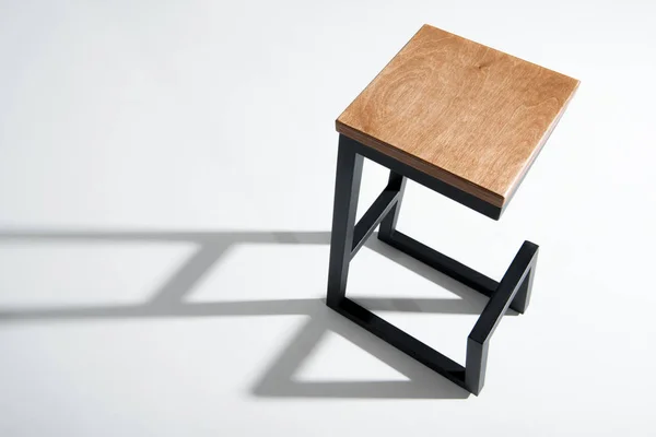 Élégant tabouret de bar avec plateau en bois — Photo de stock