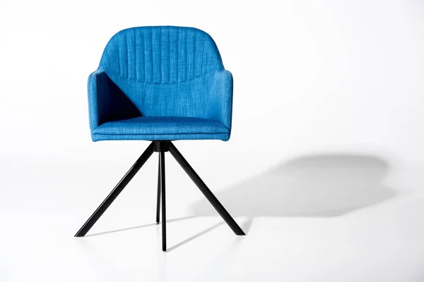 Chaise bleue élégante — Photo de stock