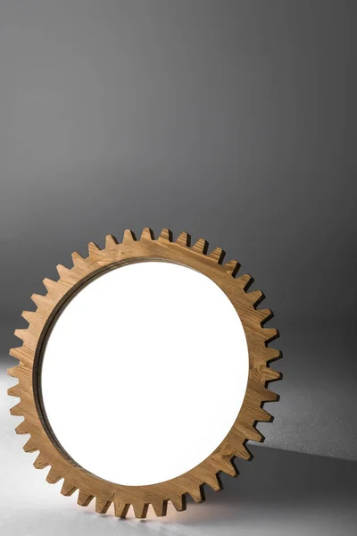 Miroir encadré par roue dentée en bois — Photo de stock
