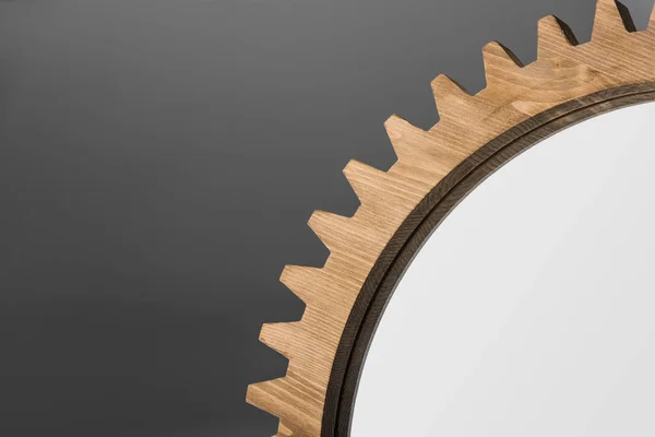 Espelho emoldurado por roda de engrenagem de madeira — Fotografia de Stock
