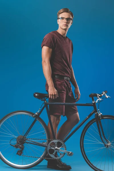 Jeune homme avec vélo vintage — Photo de stock