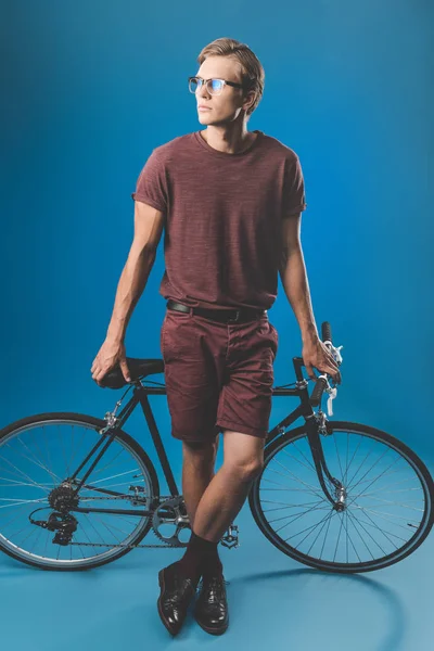 Молодой человек с винтажным велосипедом — стоковое фото