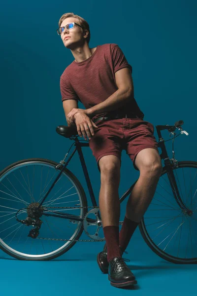 Jeune homme avec vélo vintage — Photo de stock