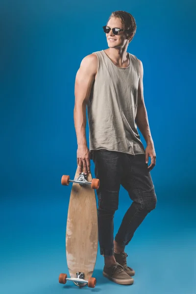 Jeune homme avec skateboard — Photo de stock