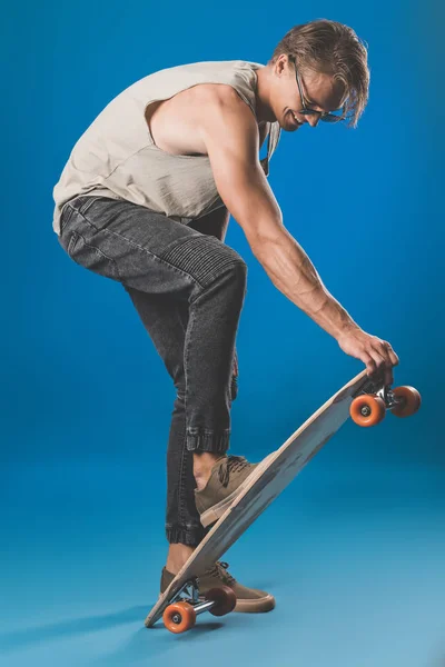 Jovem com skate — Fotografia de Stock