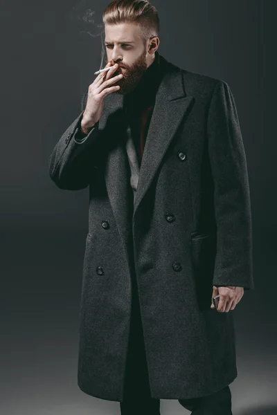 Hombre elegante fumar cigarrillo - foto de stock