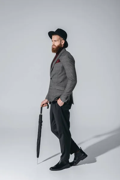 Homem elegante em chapéu com guarda-chuva — Fotografia de Stock