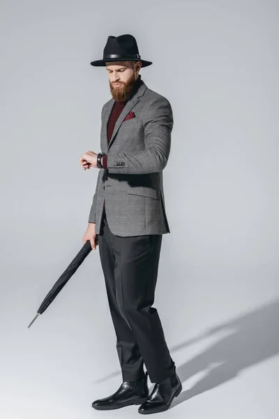 Homem elegante em chapéu com guarda-chuva — Stock Photo