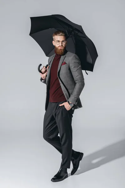 Joven atractivo con paraguas - foto de stock