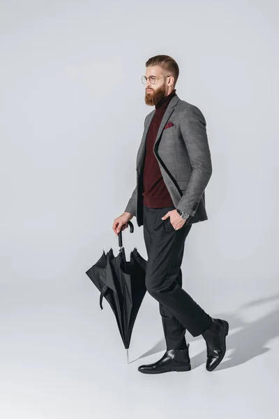 Jeune homme à la mode avec parapluie — Photo de stock