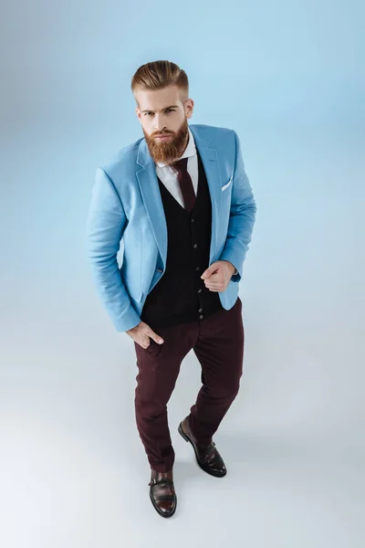Стильный мужчина в синей куртке — стоковое фото
