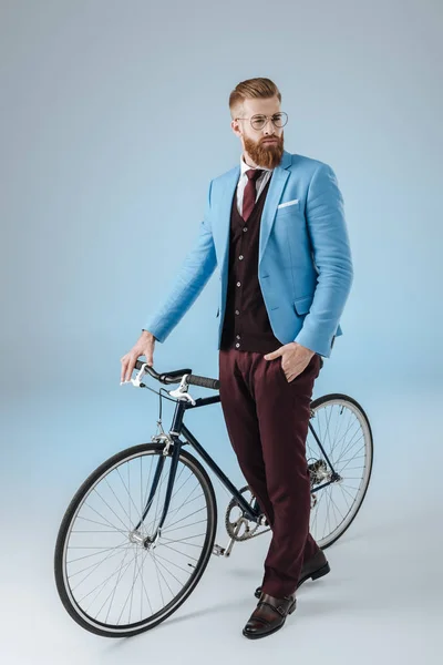 Homem elegante com bicicleta — Fotografia de Stock