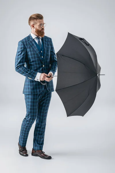 Attraktiver junger Mann mit Regenschirm — Stockfoto