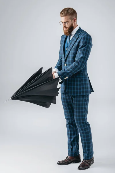 Jeune homme à la mode avec parapluie — Photo de stock