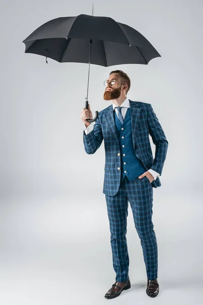 Attraente giovane uomo con ombrello — Foto stock