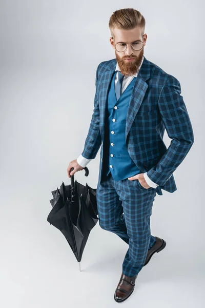 Hombre guapo en traje con paraguas - foto de stock