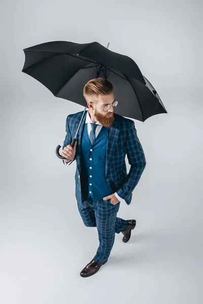 Hombre guapo en traje con paraguas - foto de stock