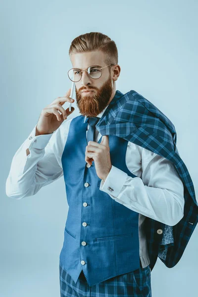 Modebewusster Mann spricht auf dem Smartphone — Stockfoto