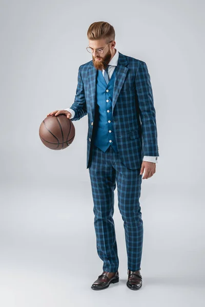Homem bonito em terno com bola de basquete — Fotografia de Stock
