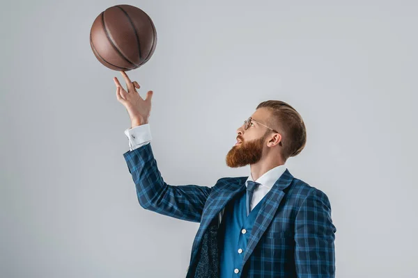 Hombre guapo en traje con pelota de baloncesto - foto de stock