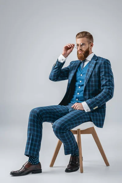 Schöner Mann im blauen Anzug — Stockfoto