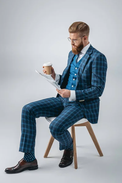 Uomo elegante lettura giornale — Foto stock