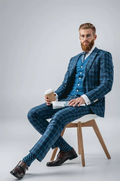 Schöner Mann mit Coffee to go und Zeitung — Stockfoto