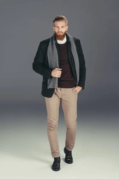 Hombre con estilo en chaqueta con bufanda - foto de stock