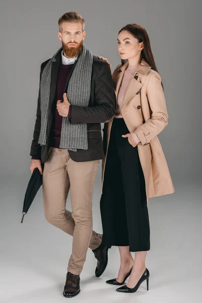 Couple à la mode avec parapluie — Photo de stock