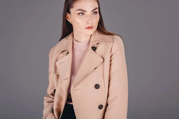 Giovane donna alla moda in cappotto — Foto stock
