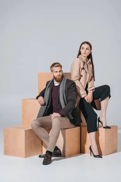 Casal elegante em blocos de madeira — Fotografia de Stock