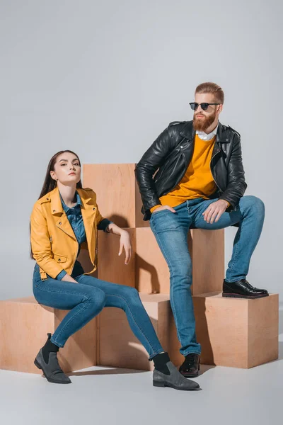 Coppia elegante in giubbotti di pelle e jeans — Foto stock