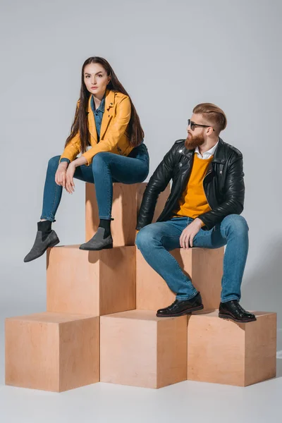 Стильна пара в шкіряних куртках і джинсах — стокове фото